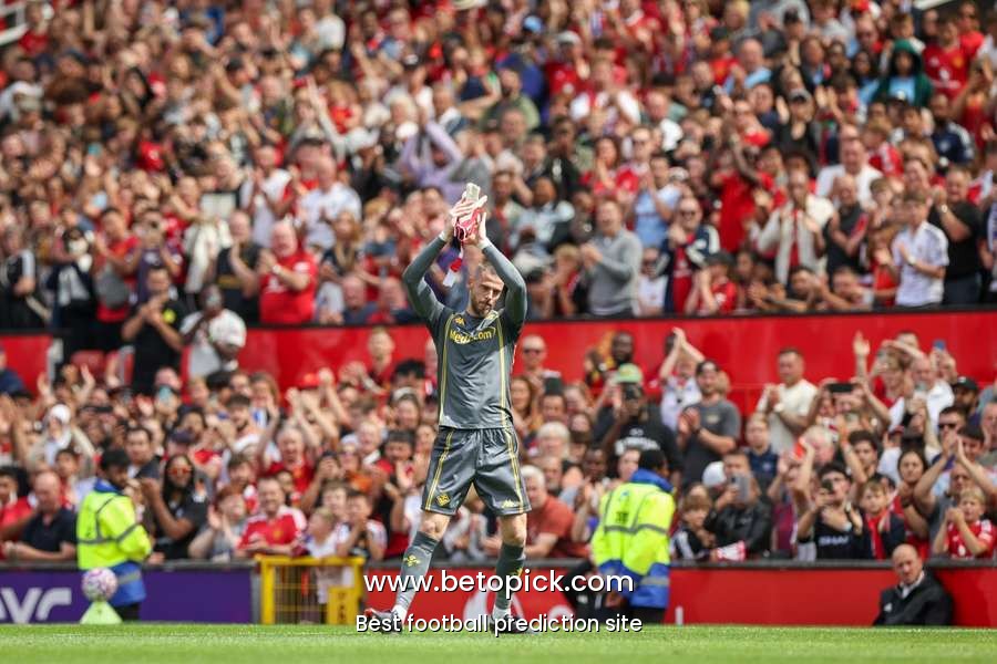 Why Man United are weighing up bringing David De Gea back to Old Trafford