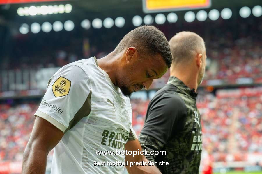 PSV striker Alassane Plea to miss remainder of 2025 with cartilage damage