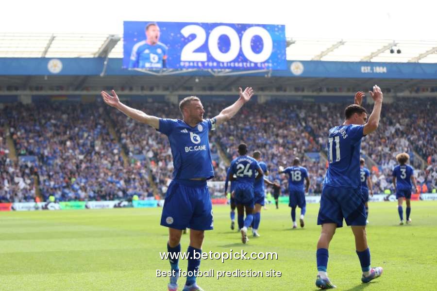 Leicester City legend Jamie Vardy hoping to hear from Rogers and Celtic