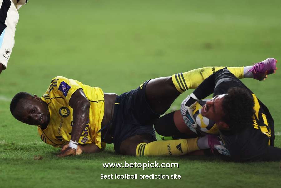 Sadio Mane sent off as Al Nassr battle to Super Cup semi-final win over Al Ittihad