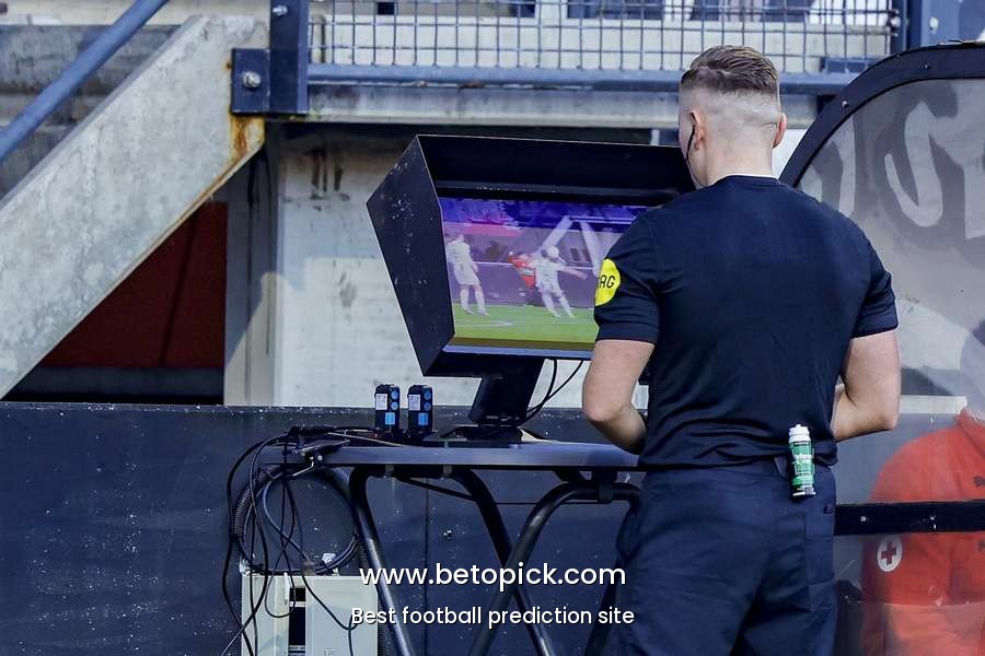 Dutch FA acknowledge 26 refereeing mistakes despite VAR presence
