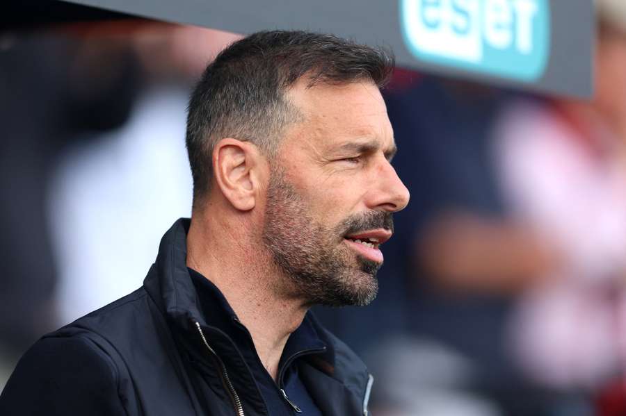 Ruud van Nistelrooy leaves position as Leicester manager following relegation