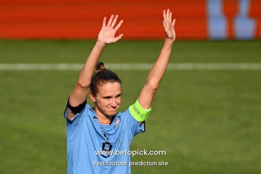 Miedema in tears after aspire start to EURO 2025 as coach compares her to Van Basten