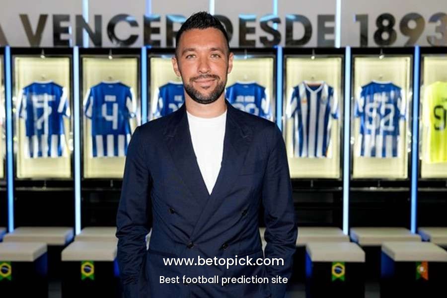 Francesco Farioli revealed as new Porto manager a month after leaving Ajax