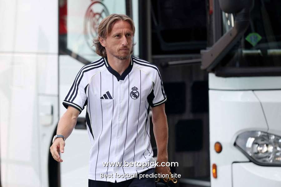 Massimiliano Allegri confirms Luka Modric set to complete Milan move in August