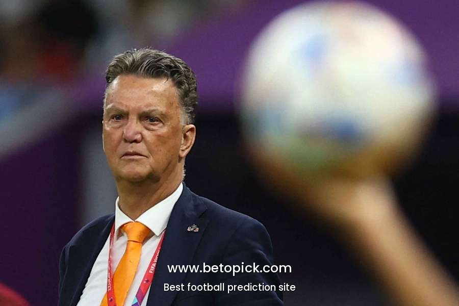 Former Netherlands boss Louis van Gaal announces he is cured of cancer