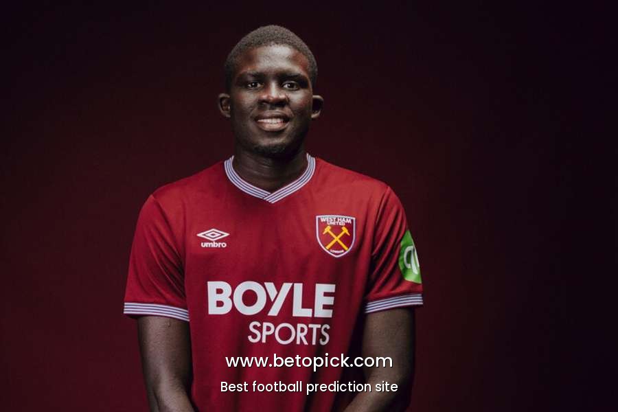 West Ham reveal signing of Senegal international Diouf from Slavia Prague