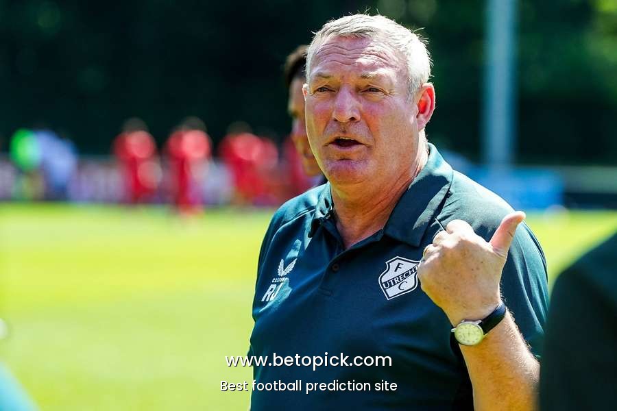 Ron Jans all smiles after strong first-leg win in Moldova: 'Won't do that tonight!'