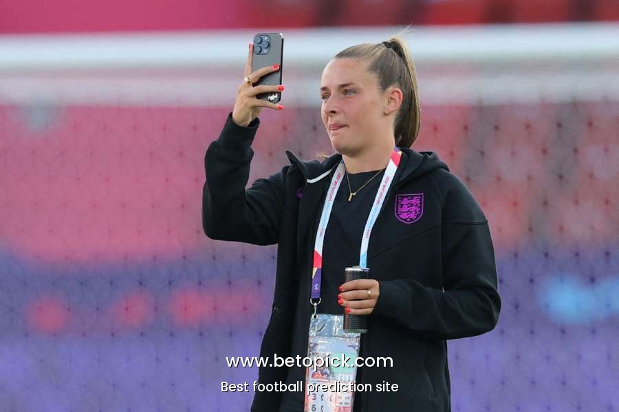 Ella Toone says England squad not feeling pressure ahead of EURO 2025 final