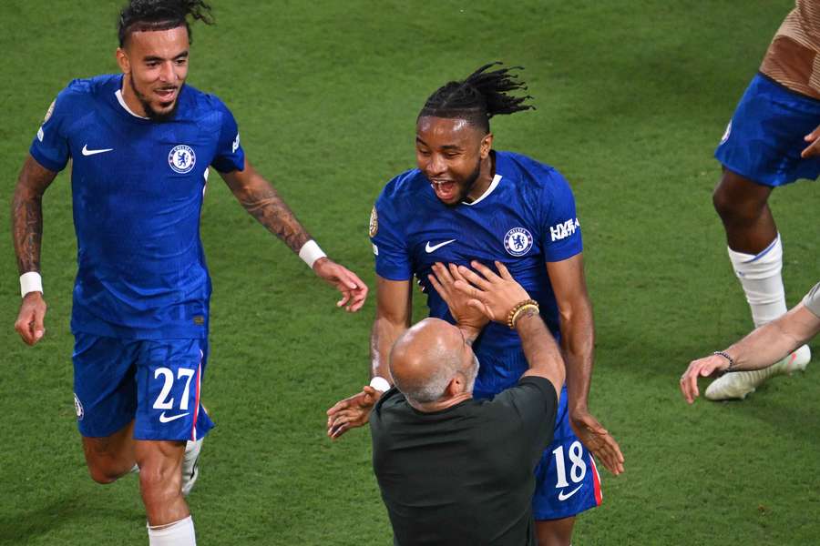 Chelsea hold their nerve in added time to get past 10-man Benfica in Charlotte