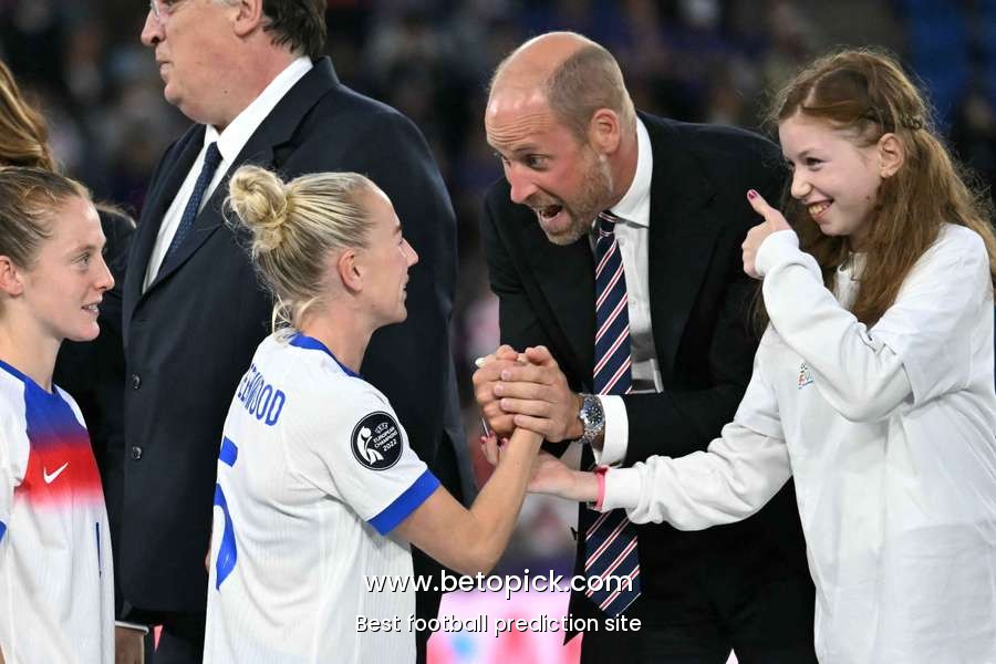 Royals and Prime Minister lead tributes as Lionesses 'make England proud'