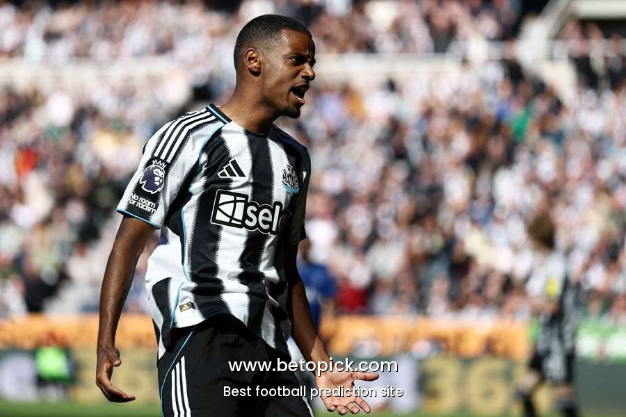 Eddie Howe insists Newcastle players getting on with it amid Alexander Isak exit talk
