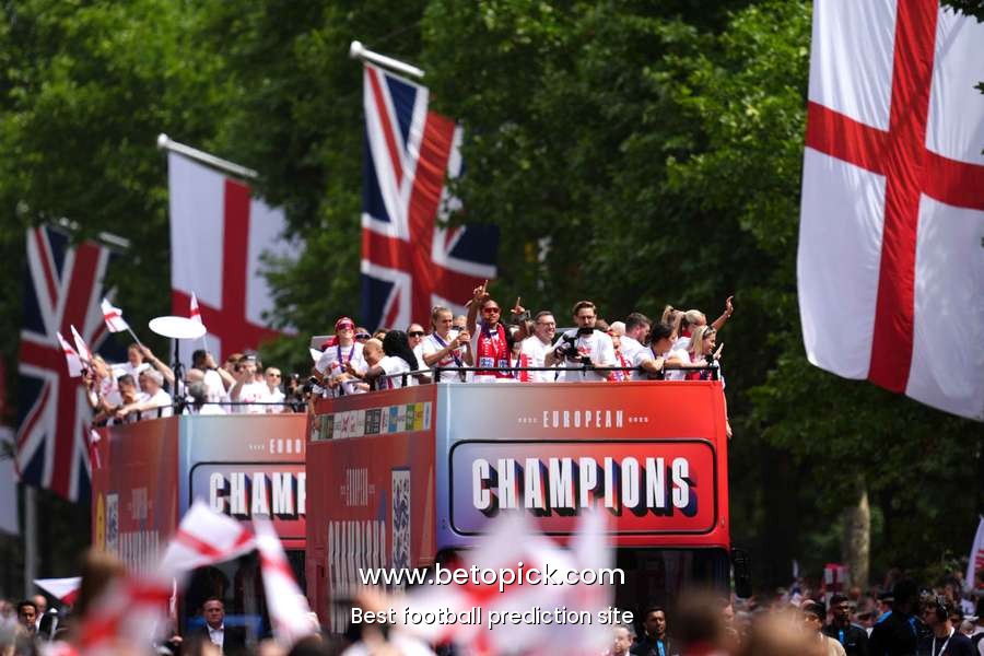 Thousands line streets outside Buckingham Palace as England celebrate Euro triumph